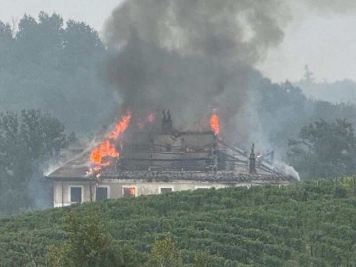 Incendio Villa Raggio a Gavi: continua il lavoro dei Vigili del Fuoco. Le foto dell’intervento nelle prime ore